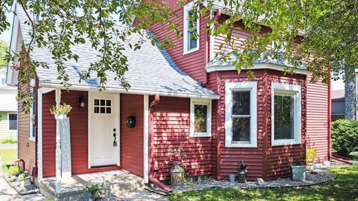 Watertown House | A meticulously restored farm house with a blend of vintage charm & modern luxury