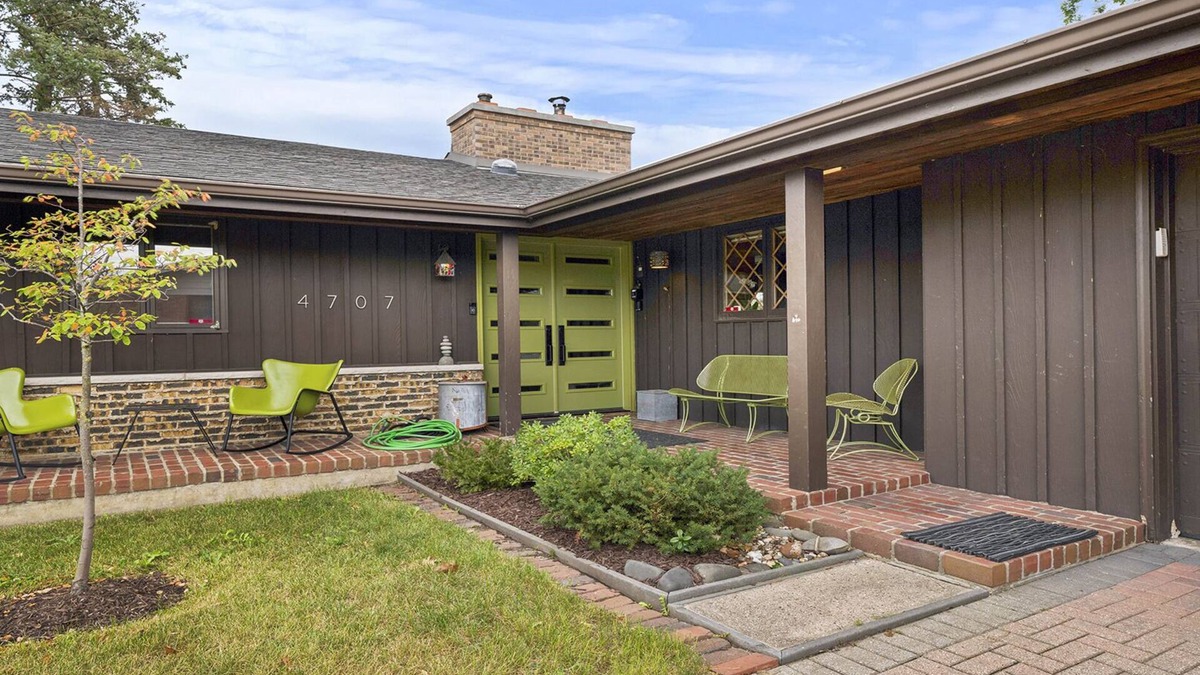 Rockford House | A Mid-Century Modern Lovers Dream. Don't miss out on the Long House!