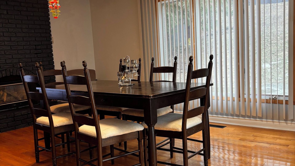 Peterborough Apartment | A min walk to the zoo and University!2 bed apartment