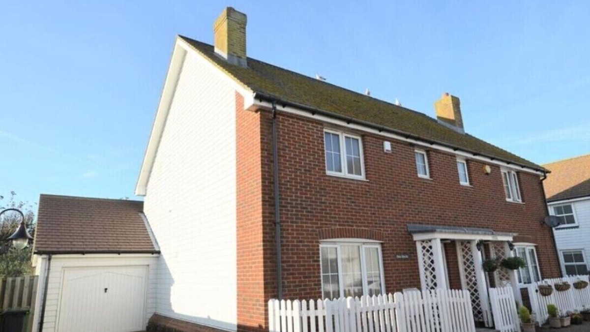 Camber House | A modern 3 double bedroom house in Camber, Rye near the sand dunes & beach.
