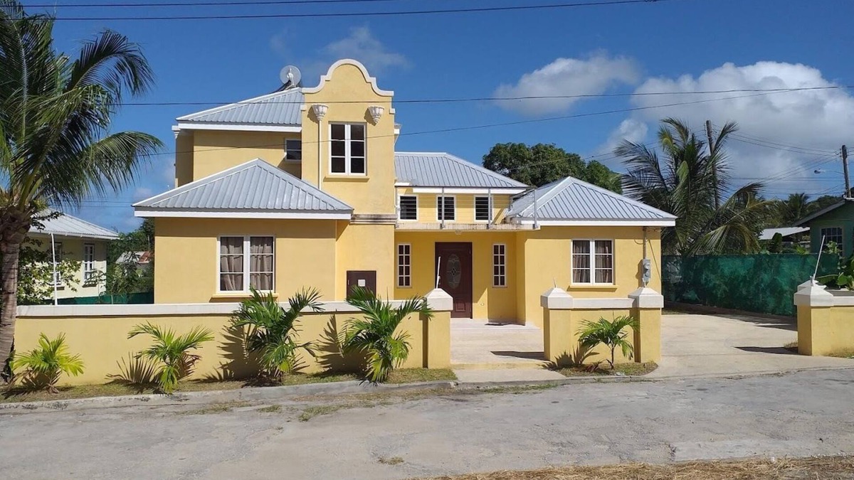 Eden Lodge House | A modern and spacious house, steps to the beach with a private pool!