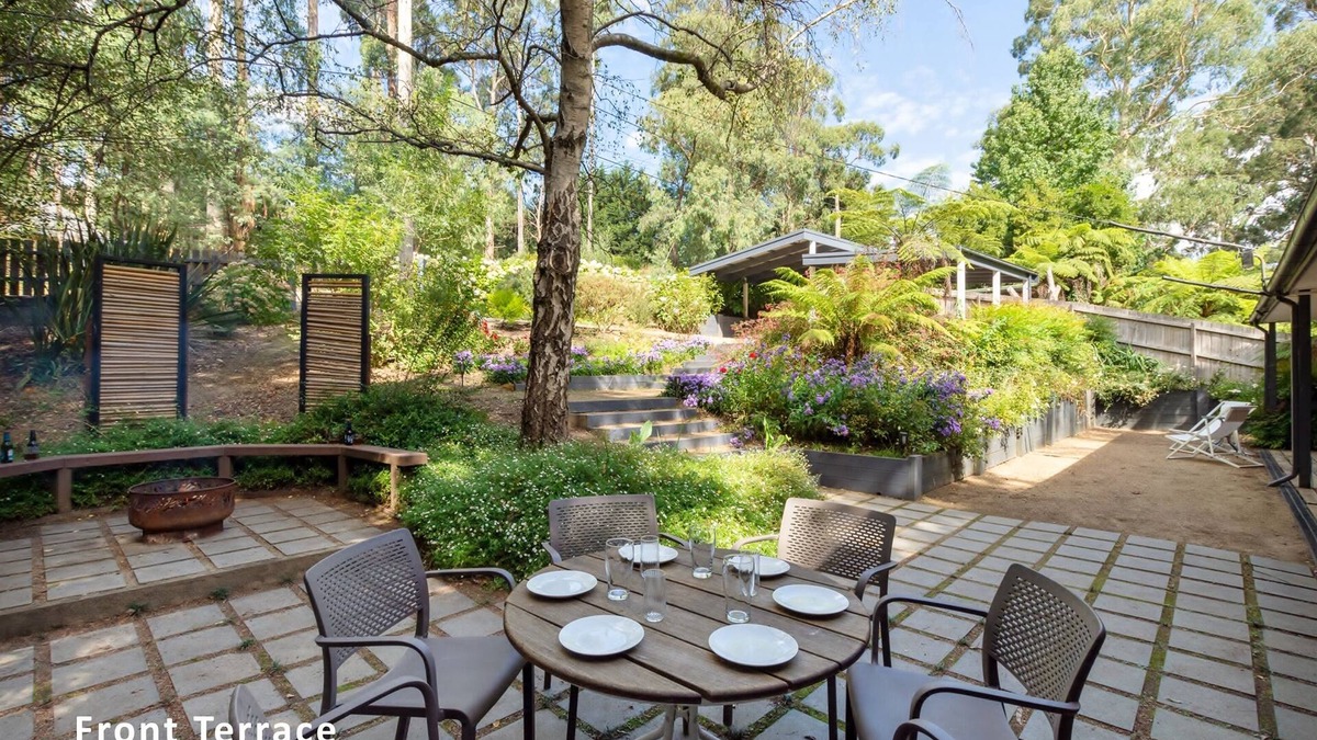 Cockatoo House | A modern home with fireplace and stream