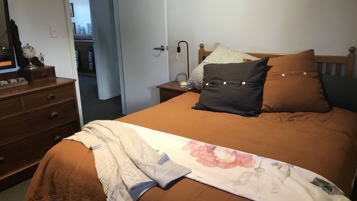 Gisborne House | A modern house close to town and the beach and backs on to a tree lined park
