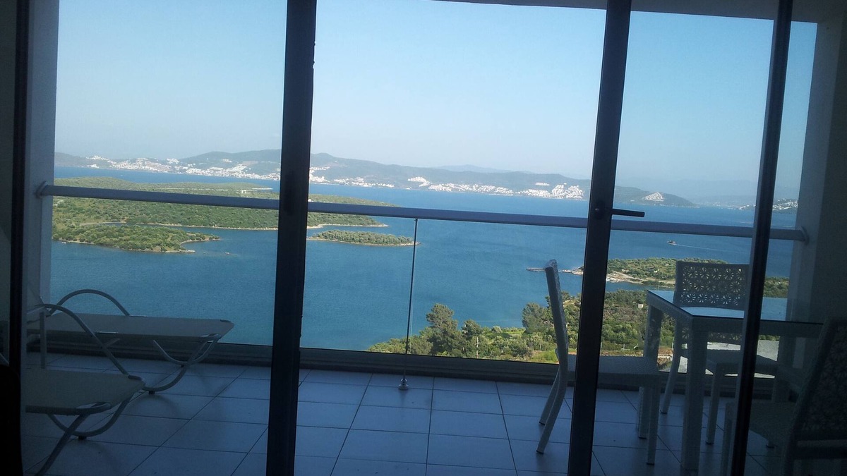 Kiyikislacik Apartment | A modern to bedroom luxury apartment, in a resort overlooking the Aegean Sea.