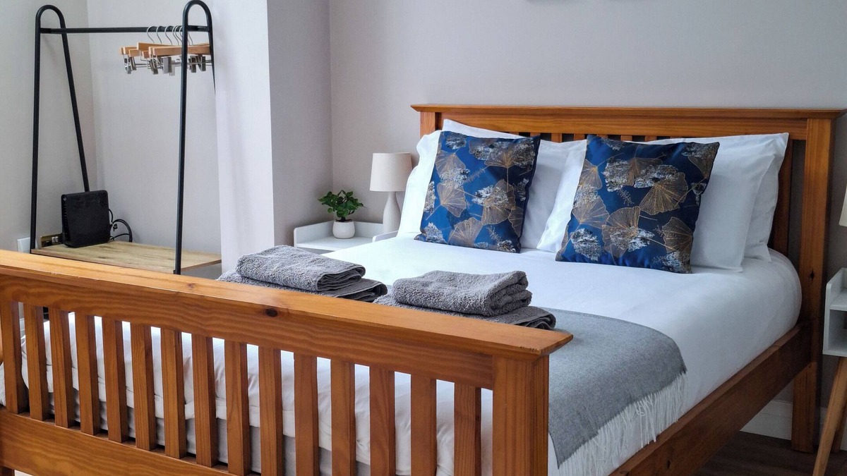Ashford Apartment | A new 3-bed flat with en-suite near Heathrow