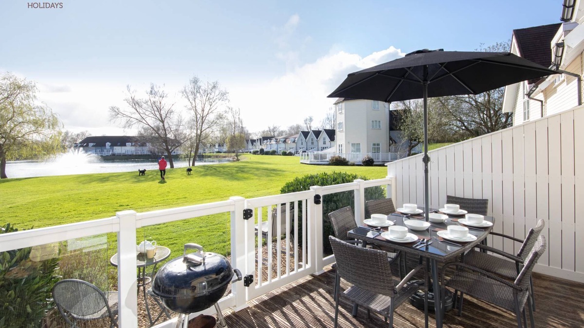 South Cerney Cottage | A new england lakeside lodge that sleeps 6 guests in 3 bedrooms