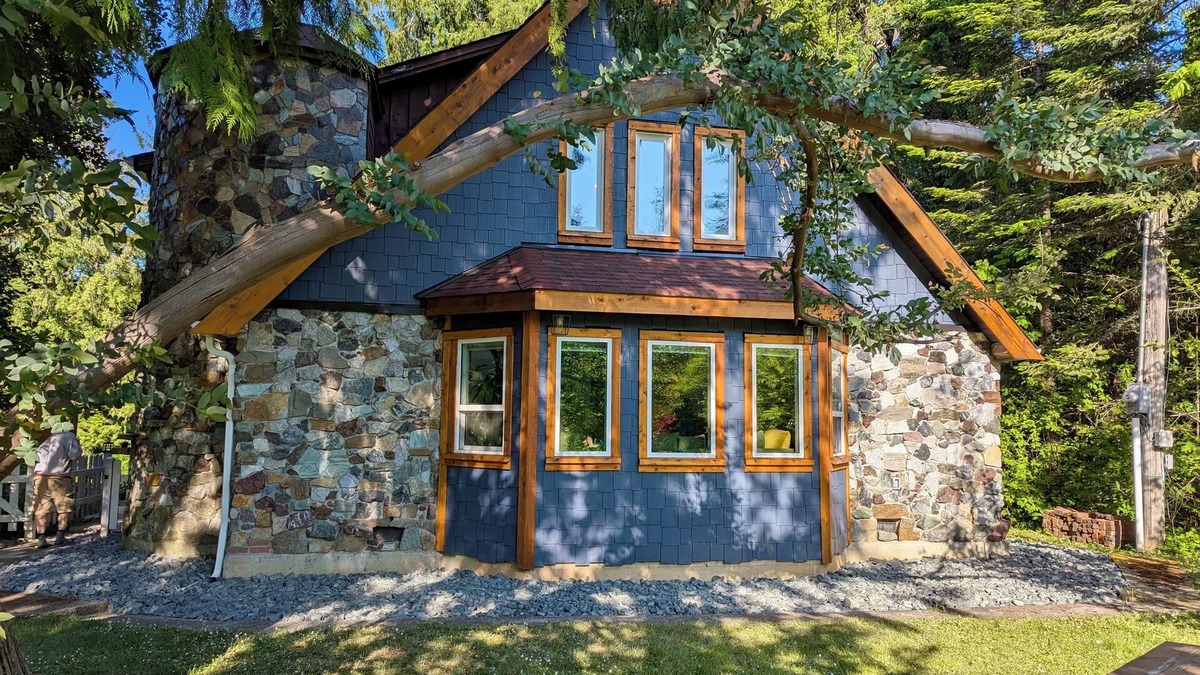 Yellow Point House | A One-of-a-Kind Rural Stay on Covered Wagon Trail (with EV Charging)