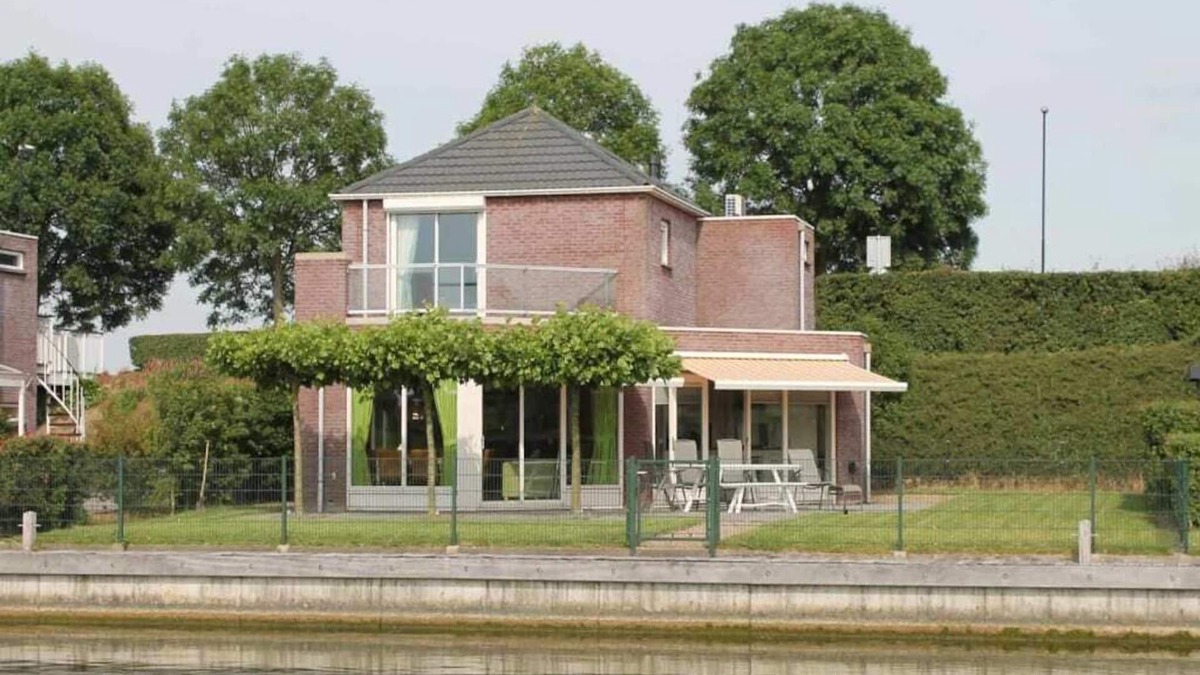 Oude-Tonge House | A panorama of water and nature at this comfortable dyke house!