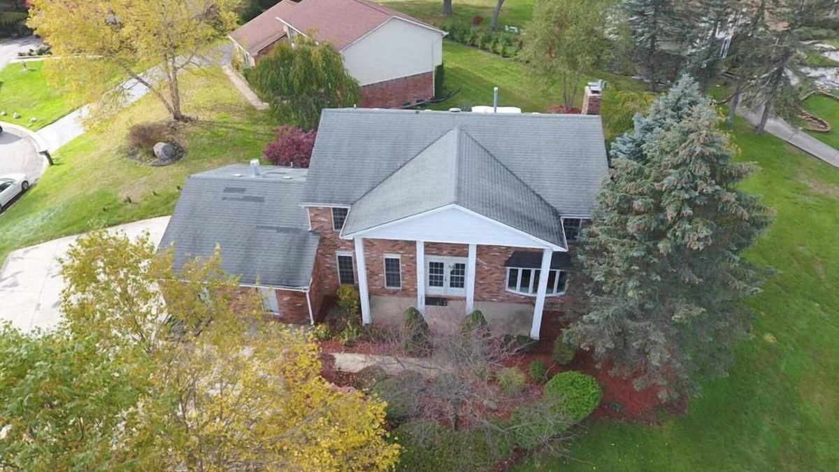 West Bloomfield House | A peaceful golf and lake community.