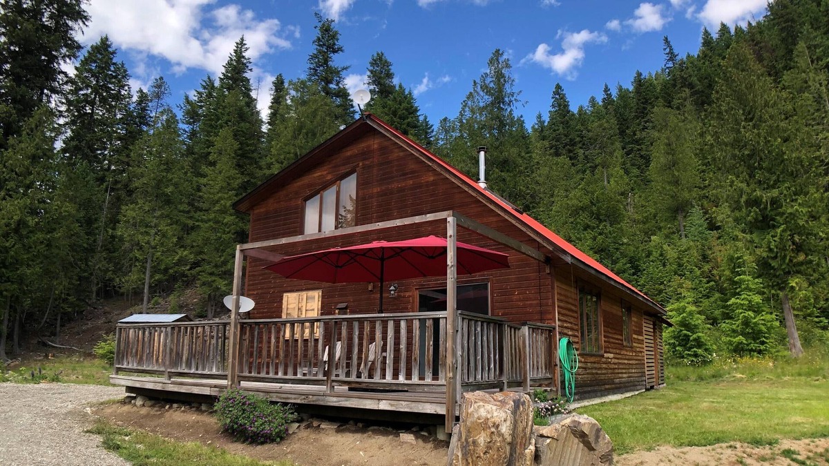 Meadow Creek Cabin | A PEACEFUL SPACE IN THE WEST KOOTEANYS TO GET AWAY FROM EVERYDAY LIFE