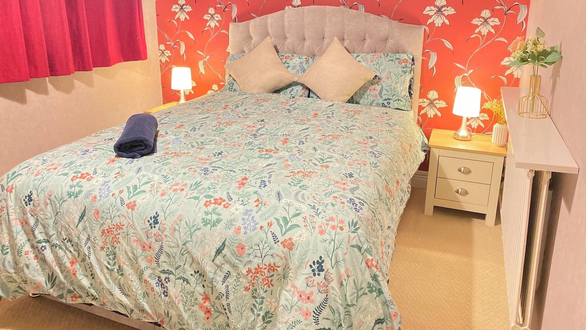 Heaton House | A Perfect And Relaxing Place to Stay in Romford Connected to Elizebeth Line