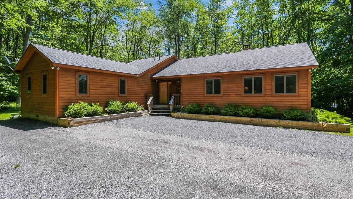 Davis House | A perfect place for multigenerational gatherings surrounded by nature.