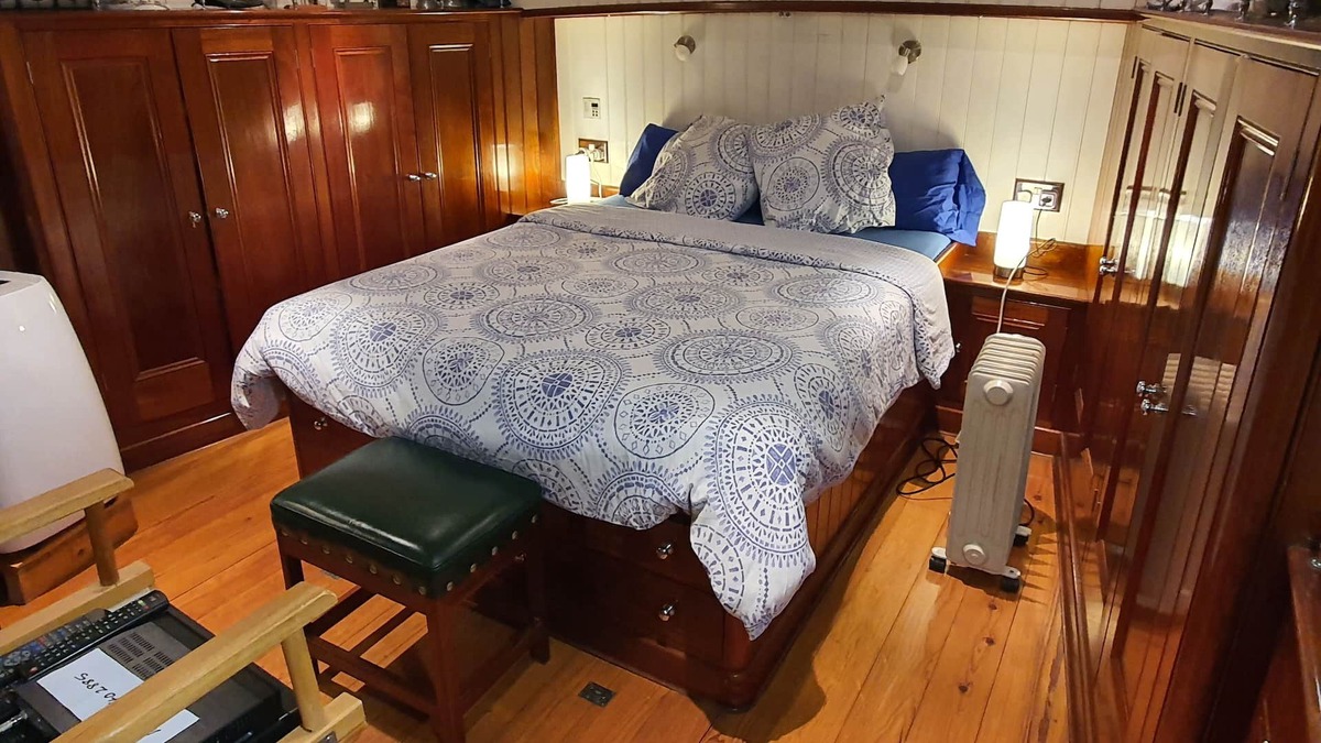 Aigues-Mortes Boat Rental | A permanently moored House Boat