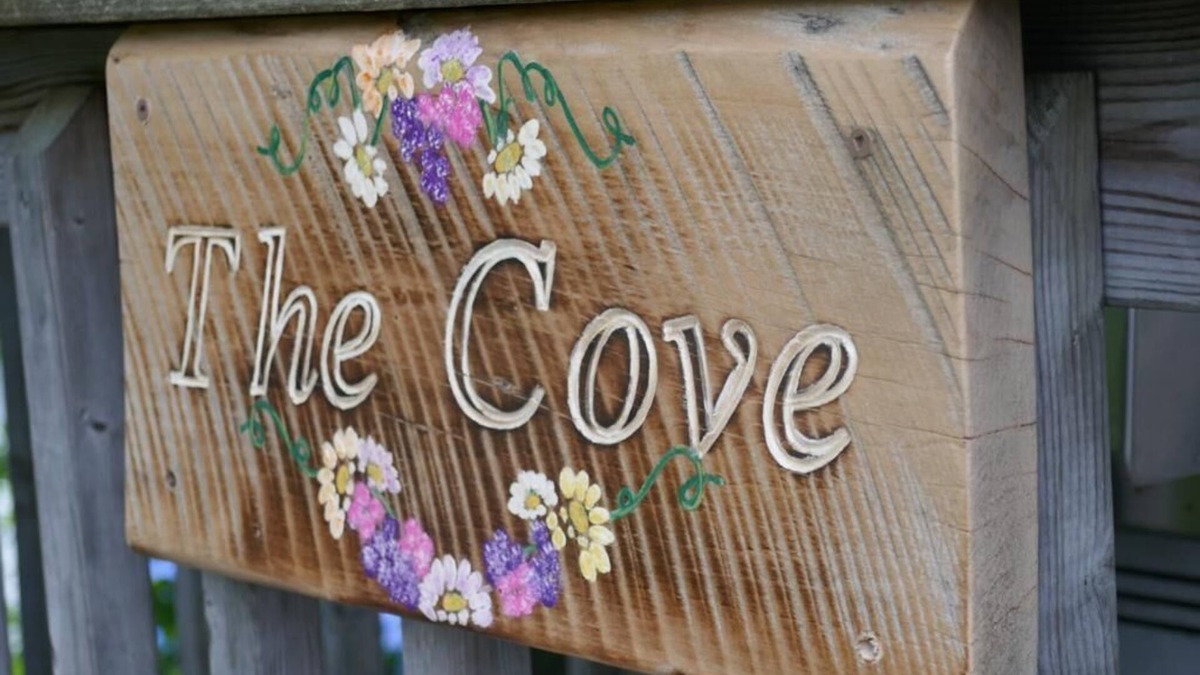 Whitestone Cabin | A Pet friendly, Cozy cabin for a relaxed stay.