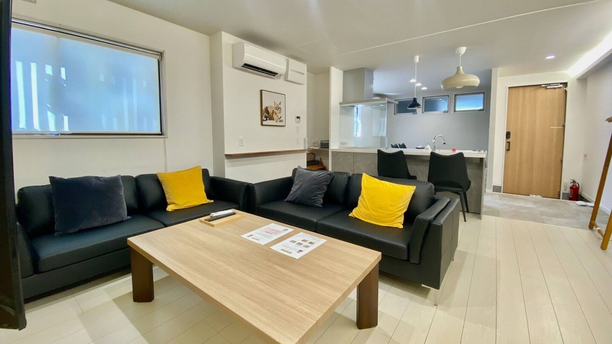 Chikusa Ward House | A petfirst villa has been created in the center o / Nagoya Aichi