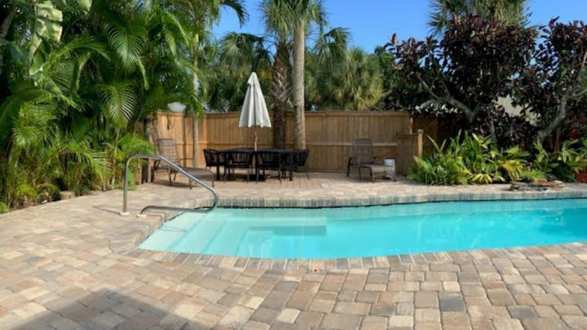 South Venice House | A Piece Of Paradise! Tropical Pool Home convenient to several Beaches