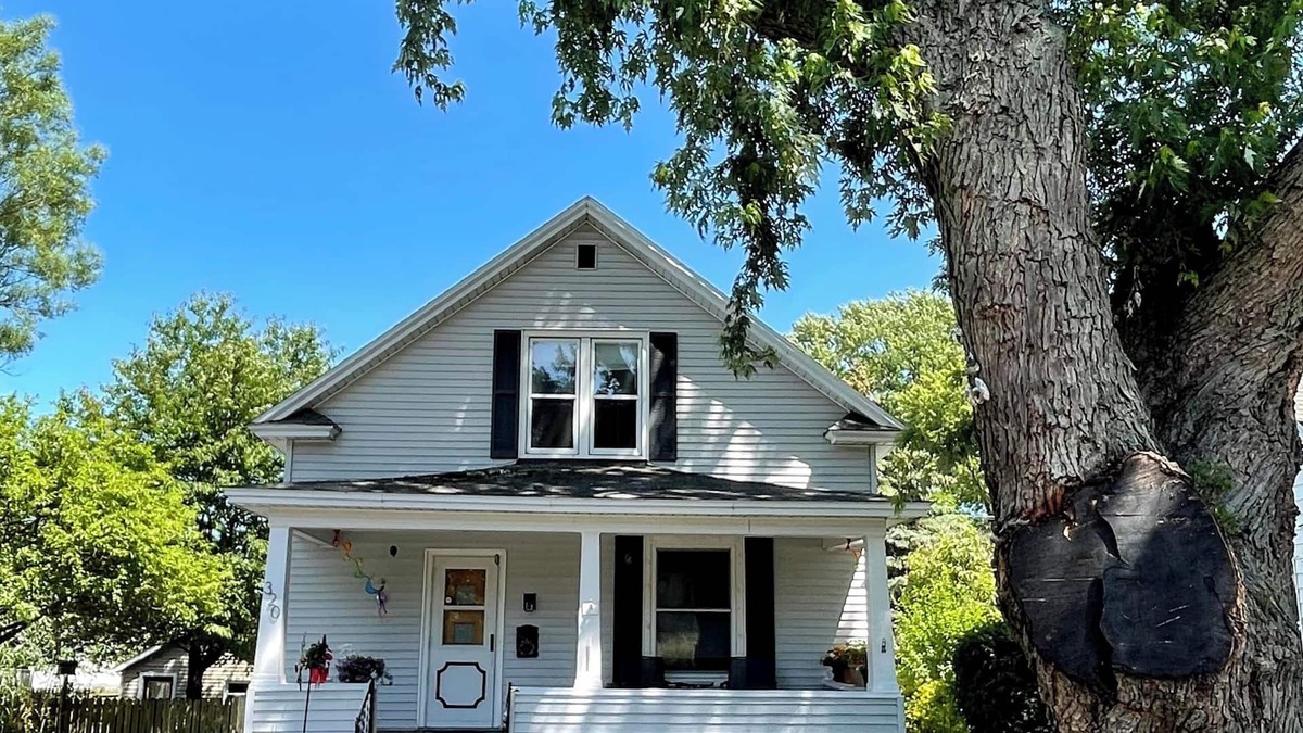 Ludington House | A Place for Paws - 3 Bedroom/2 Bath, Pet Friendly home in Downtown Ludington!