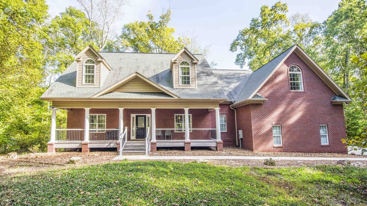 Spring City House | "A Place To Land" on WATTS BAR LAKE with a PRIVATE BOAT DOCK!