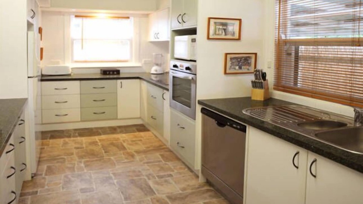 Newington House | A Place To Stay - 10 Smith St