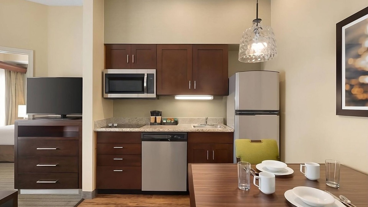 Feather Sound Hotel | A Place to Unwind, Unplug, and Recharge! Full Kitchen, Free Breakfast, Pool!