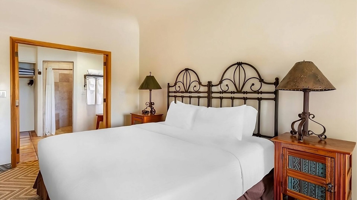 Cave Creek Hotel | A Place You'll Surely Enjoy! Outdoor Pool, Full Kitchen, Free Parking!