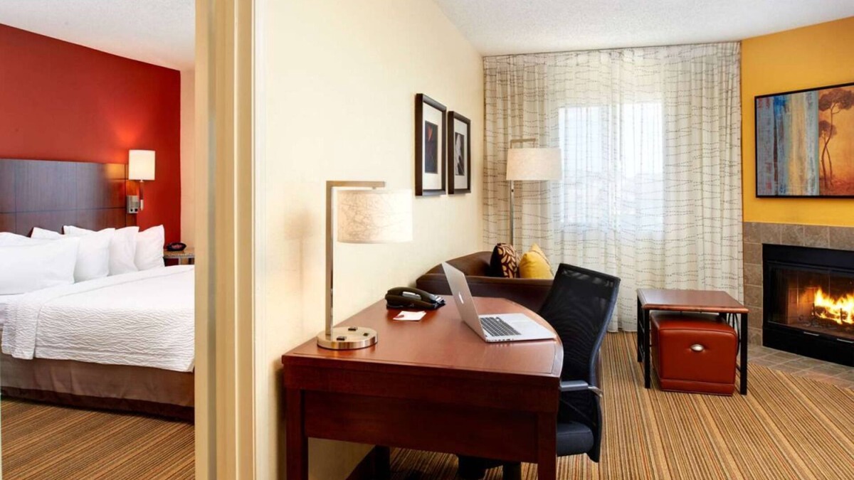 Warren Resort | A Place You'll Surely Enjoy! Minutes to Detroit Zoo, Free Breakfast, Parking!