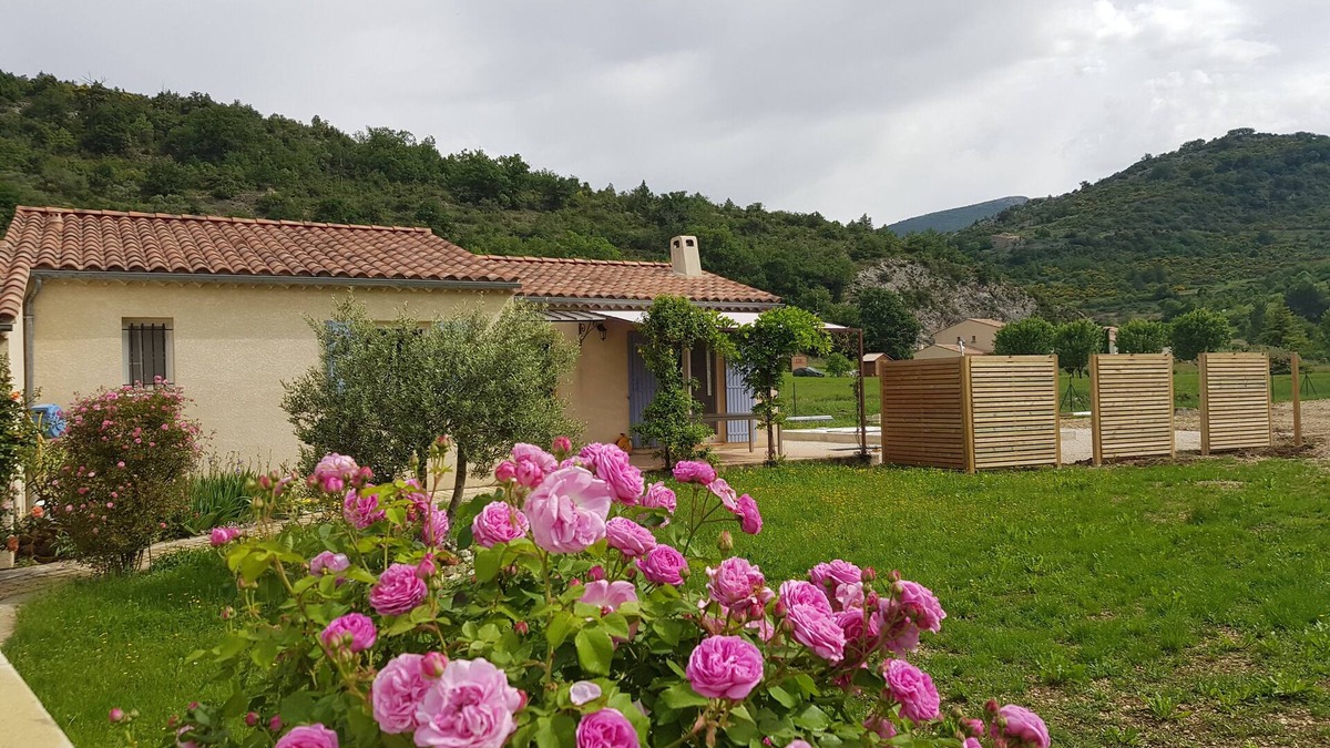 Montbrun-les-Bains House | A pleasant enclosed space for 6 people.