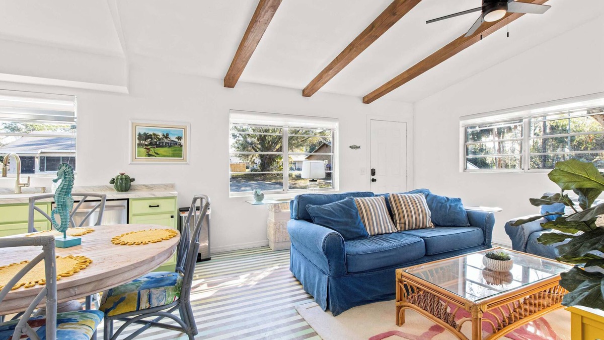 Crystal River House | A Pop of Color! House in wonderful Crystal River - King Bed-Manatees - Wifi & AC