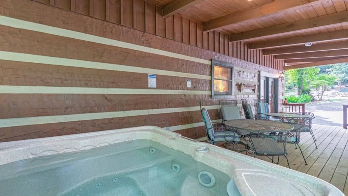 Seven Devils Cabin | A Portofino Cabin: Mountain Log Cabin, Hot Tub, Pet Friendly, Dogs Welcome, Wood Fireplace, Large.