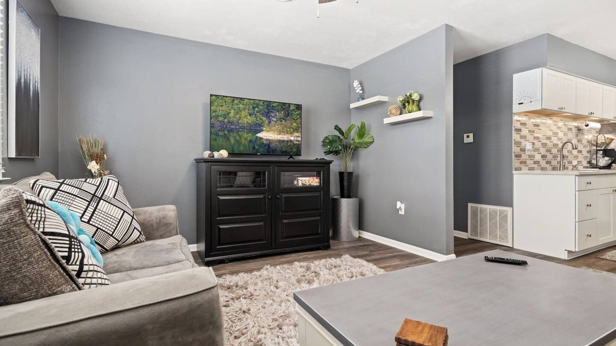 Bartonville House | A Post-Impressionist's Muse: 2BD close to PIA