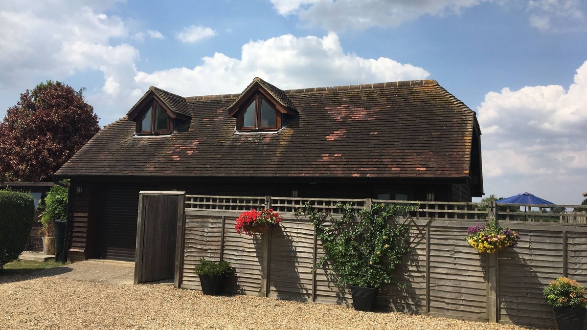 Abbess Roding Cottage | A pretty 4* detached rural holiday cottage in the heart of the Kent countryside
