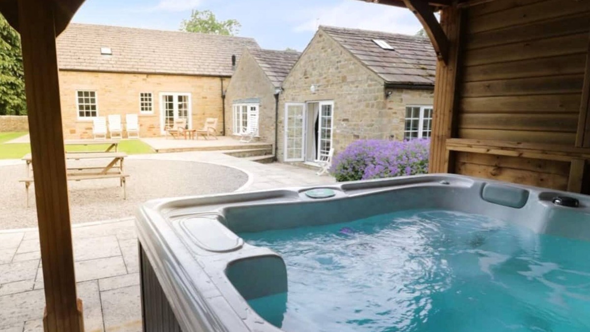 Greta Bridge Cottage | A pretty stone built cottage offering luxury accommodation with sauna & hot tube