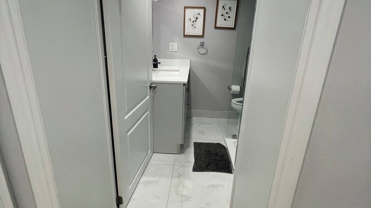 Halton Regional Municipality House | A Private Basement Studio Unit with King bed