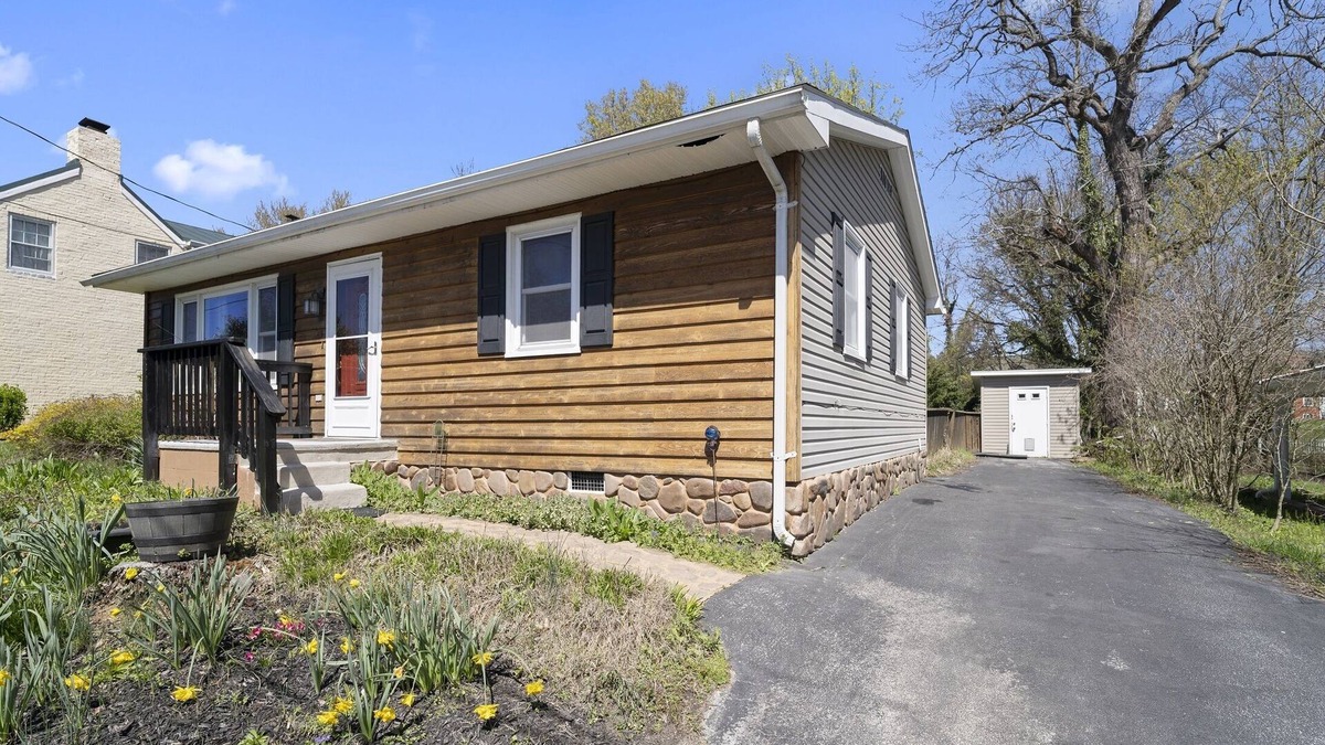 Bolivar House | A private home in historic Bolivar with a hot tub and yard. Pet friendly!