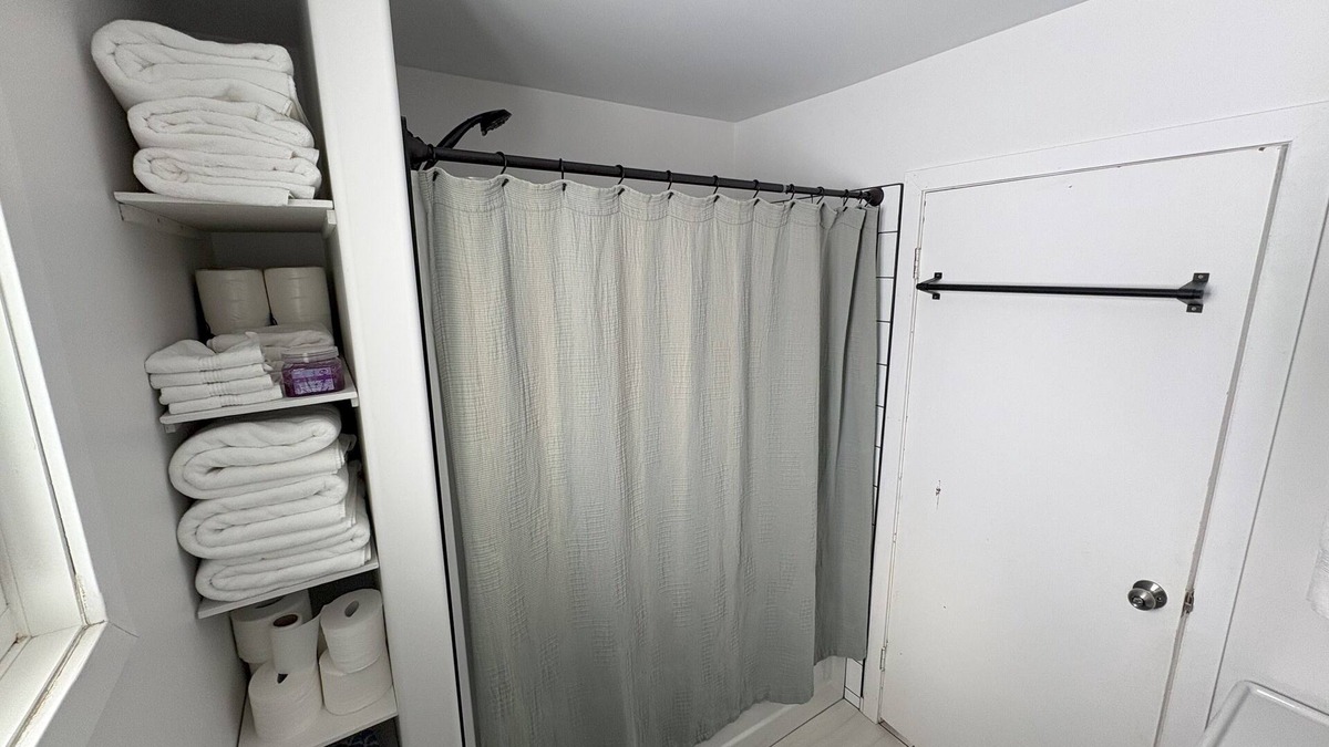 La Crete House | A professional come and go, centrally located, rental for workers or visitors.