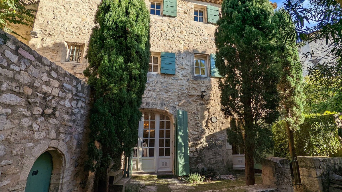 Boulbon House | A Provencal village house near of shops and restaurants with Air Con Bedrooms