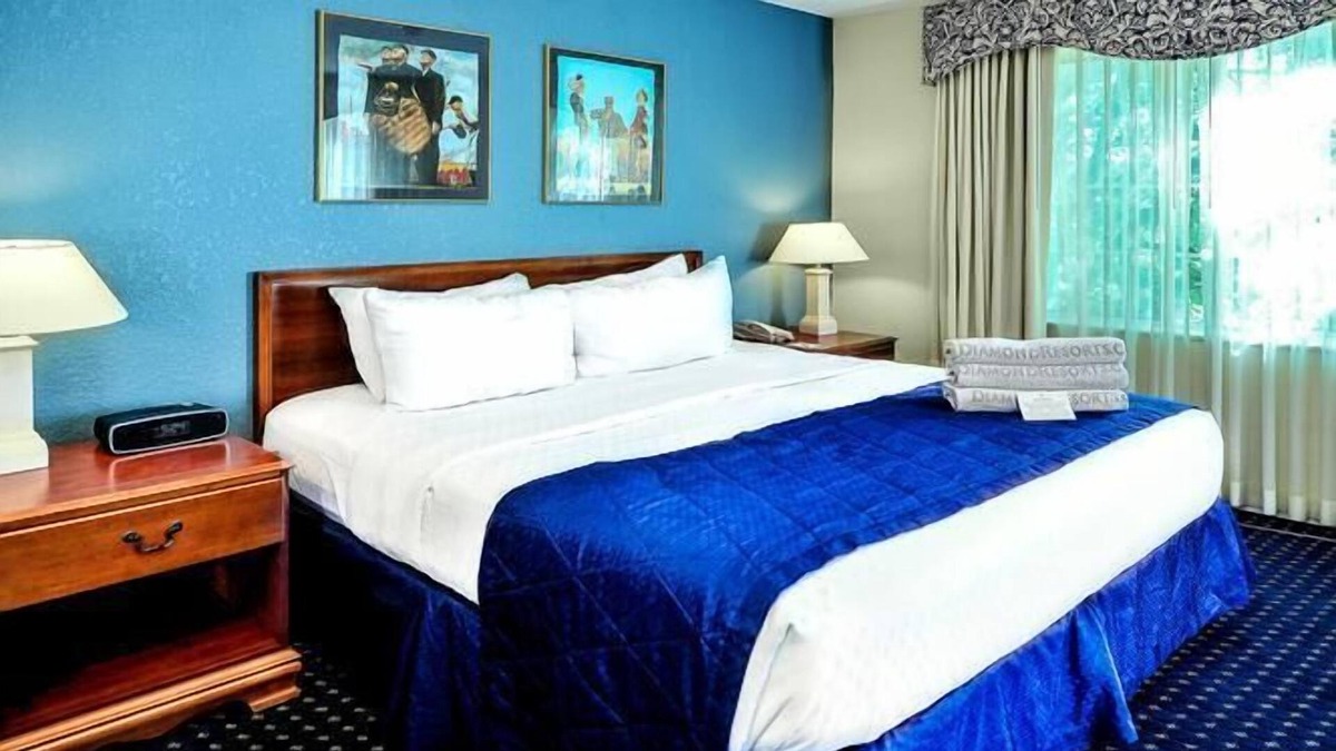 Mishawaka Hotel | A quick drive away from Potawatomi Zoo! Kid-friendly Accommodation! Indoor Pool!