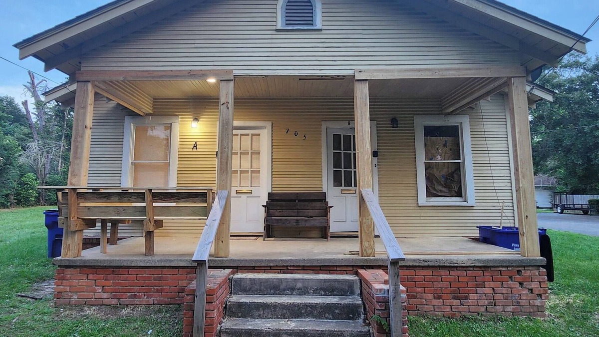 Crockett House | A Quiet Adorable Hidden Gem Inside the Loop
