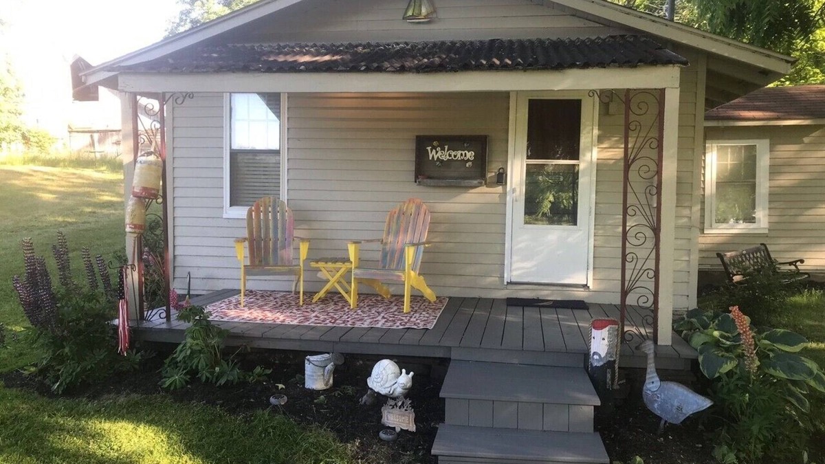 Pultneyville Cottage | A quiet cottage in a historic town, near boating, fishing & dining - SLEEPS 4.