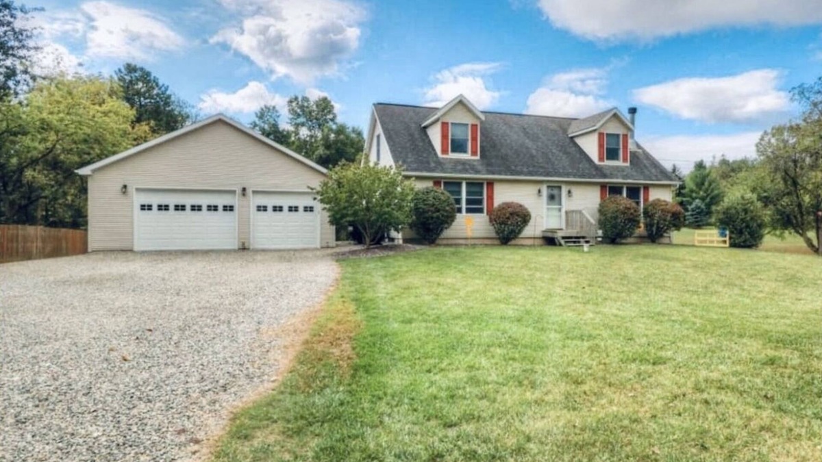 Bath House | A Quiet Country Getaway sleeps up to 19 Close to MSU
