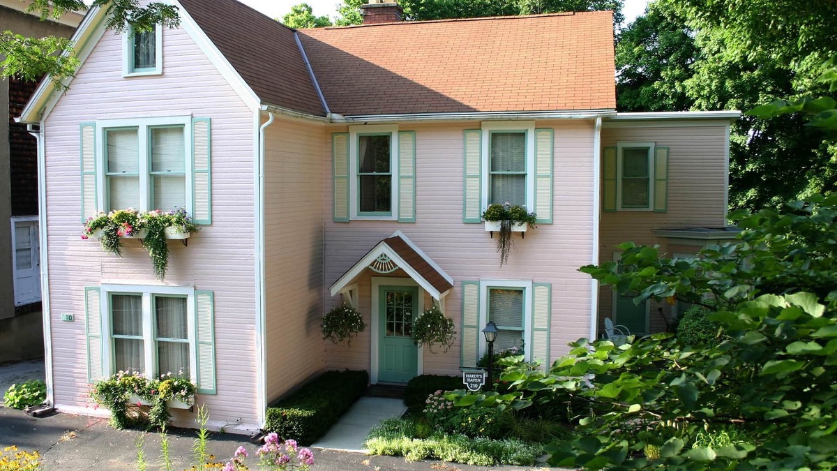 Lebanon Apartment | A Quiet Setting In A Victorian Neighborhood Near Downtown Lebanon.