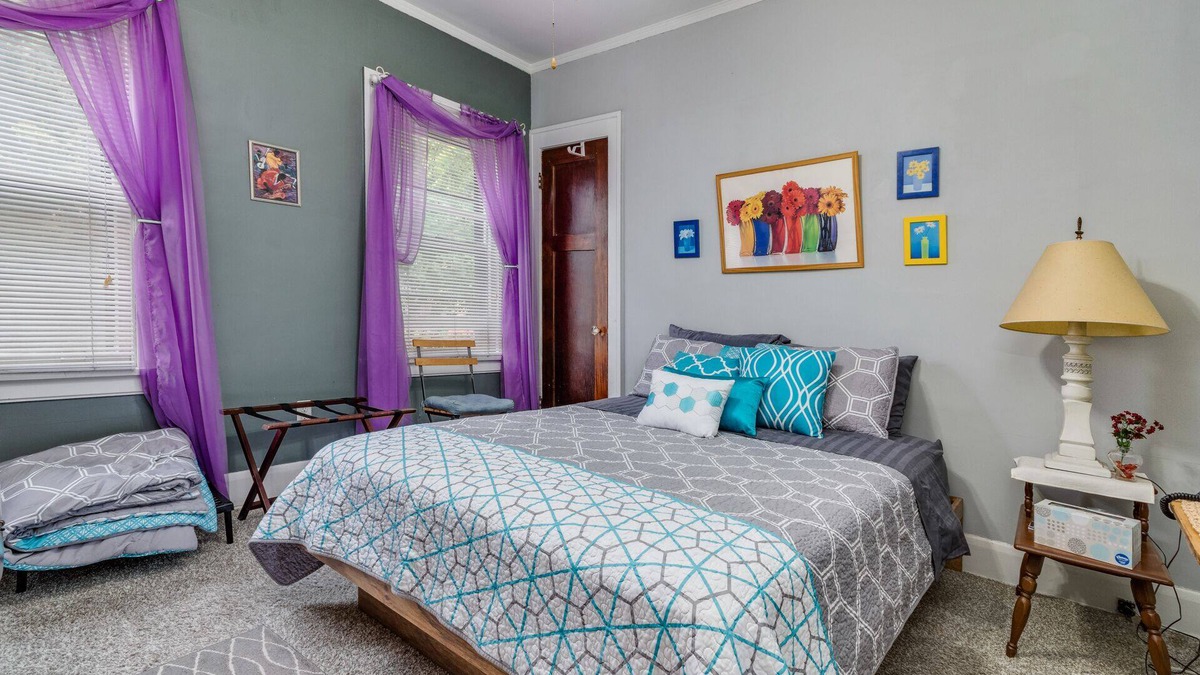 Oak Park House | A quiet stay while you are away