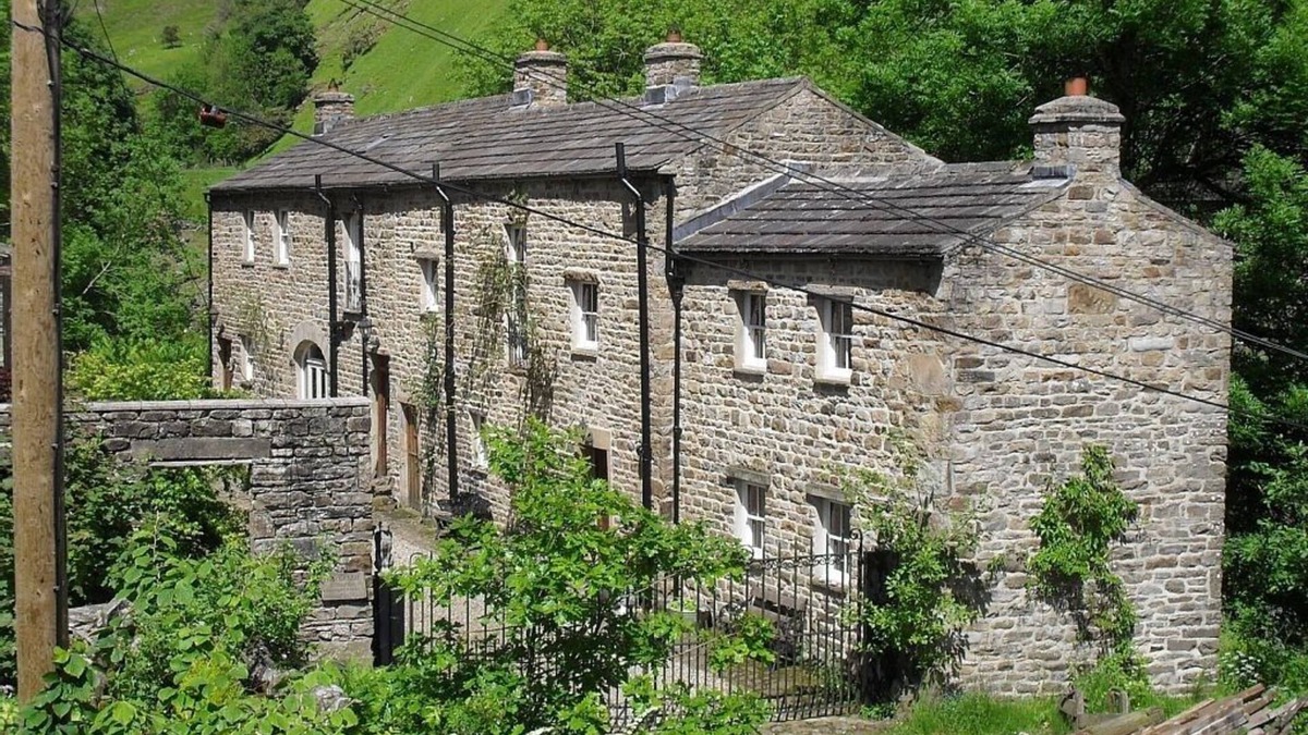 Worton Cottage | A quirky restoration, sleeps 4 people & a dog WiFi, numerous walks from the door & a pub nearby!