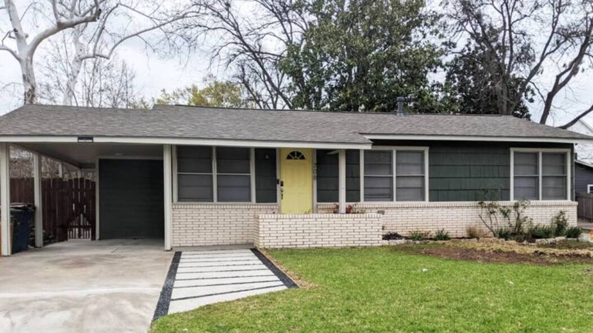 Highland House | A Rare find- Bright & Charming Central Austin Home- 3bedroom in the heart of ATX