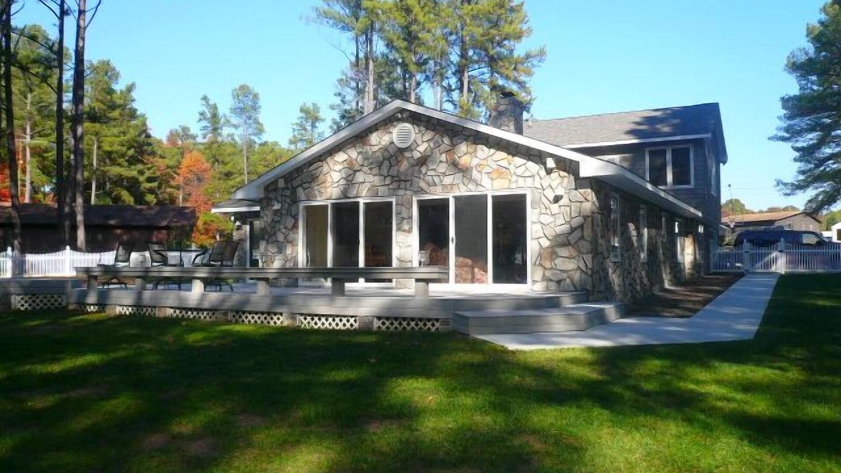 Boydton House | A recent cancellation has made the week of LABOR DAY WEEKEND 2025 NOW AVAILABLE!