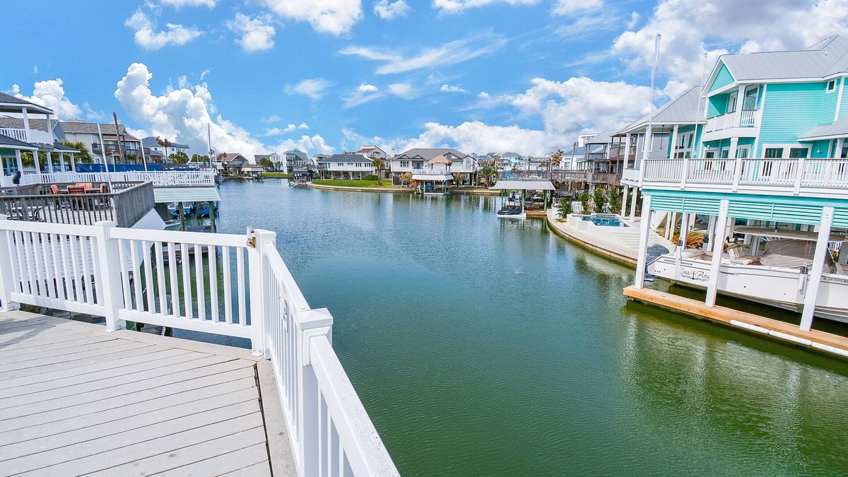 Isla Del Sol House | A Reel Good Spot! Spacious 5 bdrm/king beds/bunk