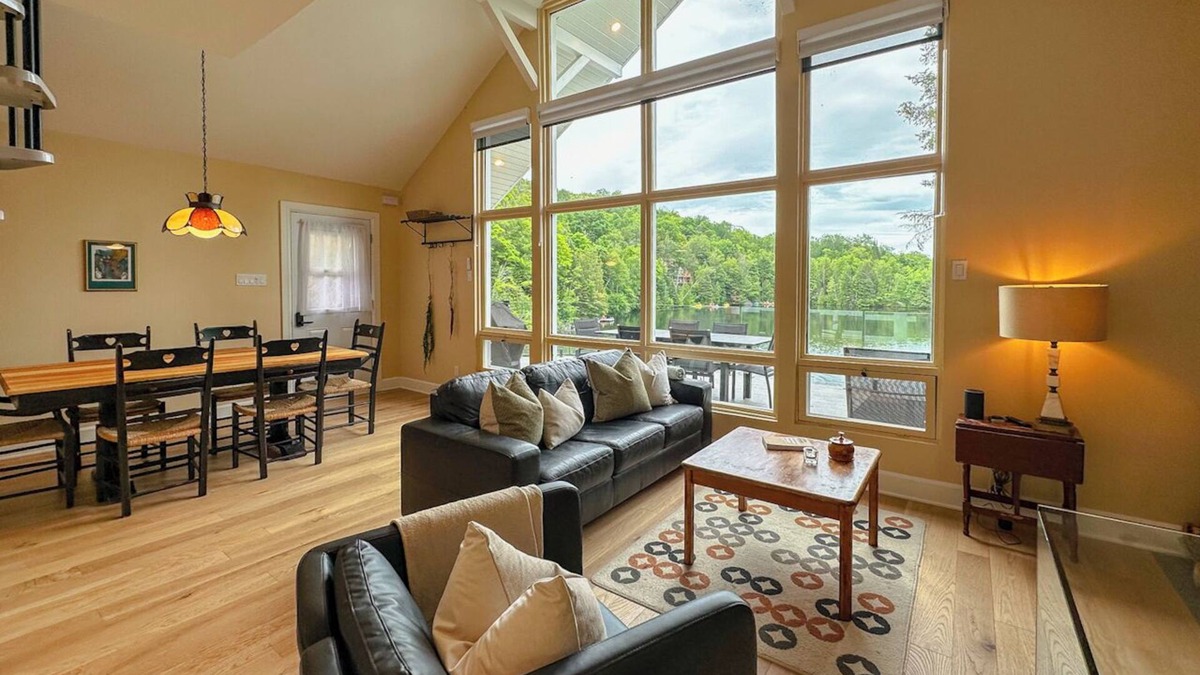 Les Pays-d'en-Haut Regional County Municipality Ski Chalet | A relaxing chalet facing a sparkling lake