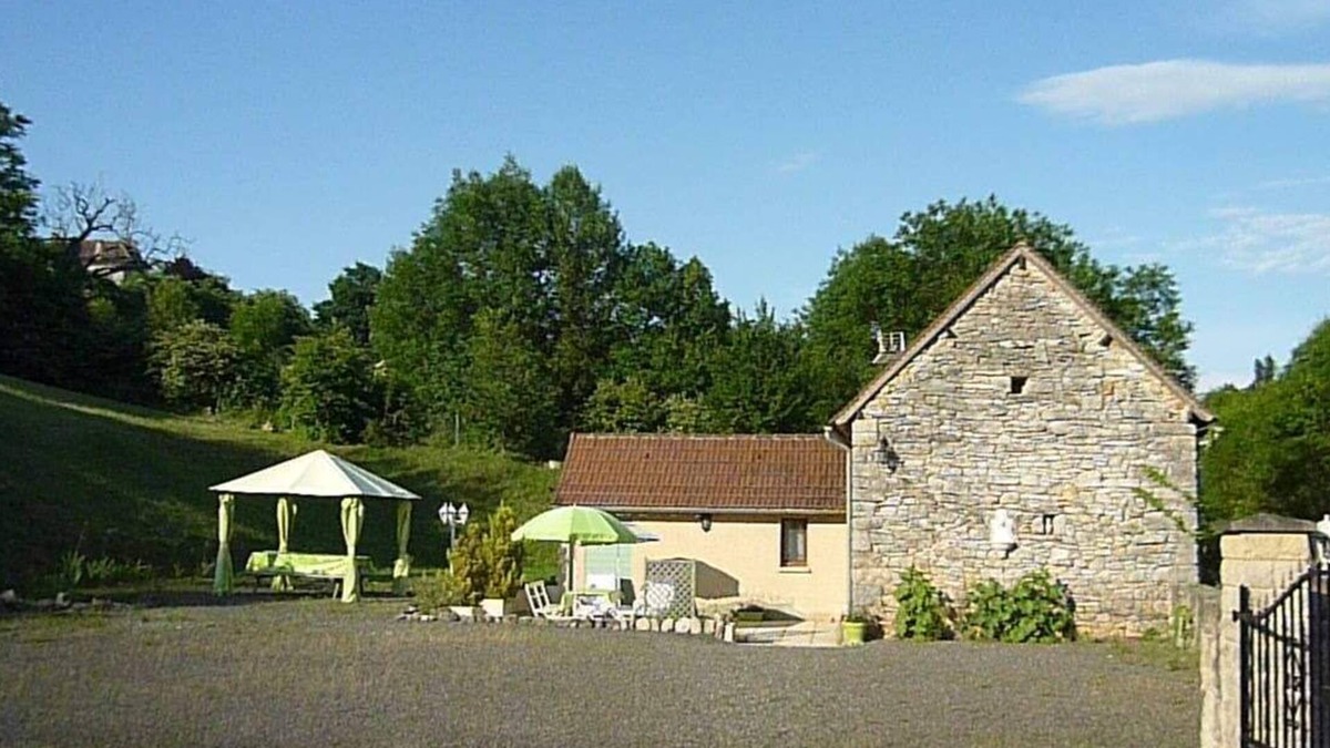 Larroque-Toirac Cottage | A renovated stone Gite for 4 persons with secure parking on site and shared pool