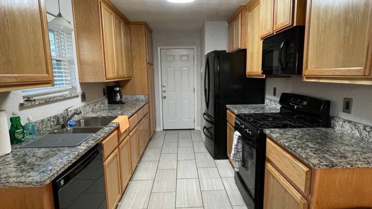 Killeen House | A Restful Cottage - 3 BDR 2 BTH Home of Killeen