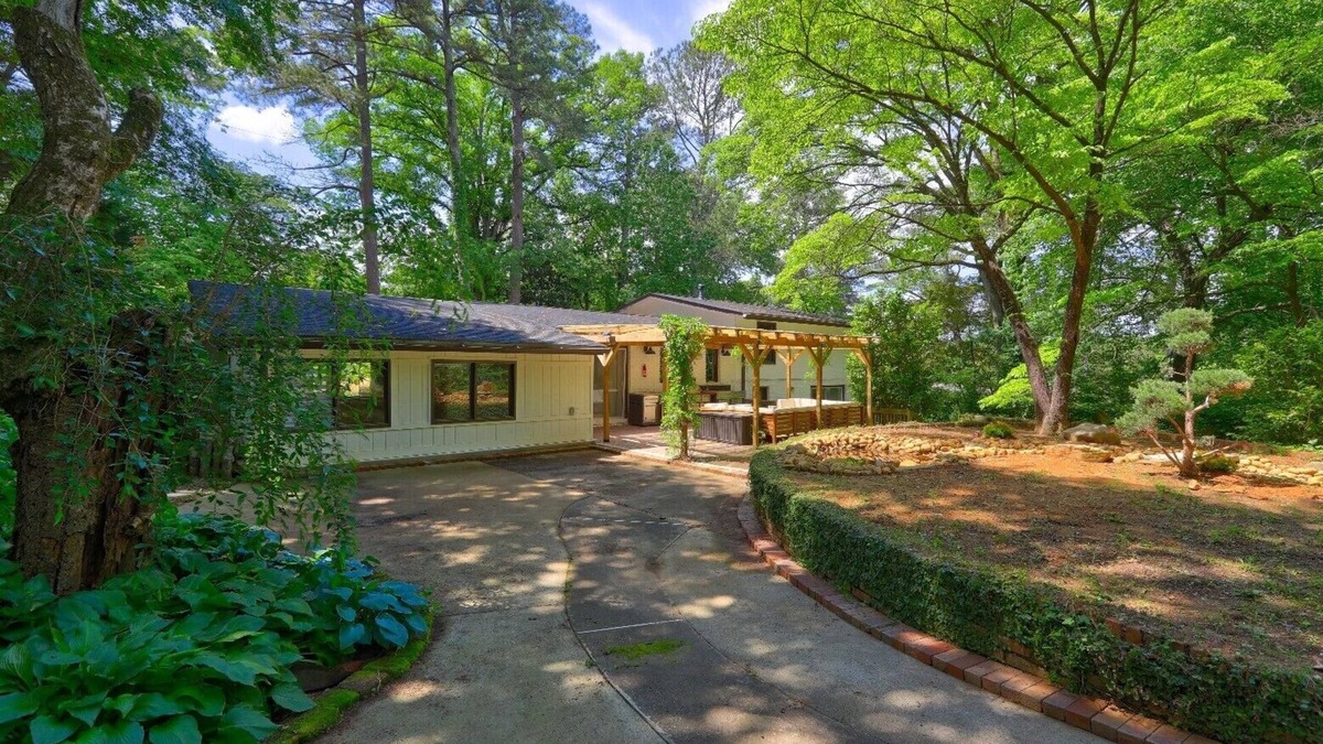 Atlanta House | A Retreat Home of 4-bedrooms Conviniently Located in the Heart of Atlanta